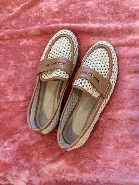 Universal Thread Women’s Casual Woven Loafers in Beige and Brown